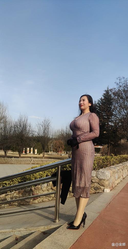 一边亲上面一边摸下面的的相关介绍