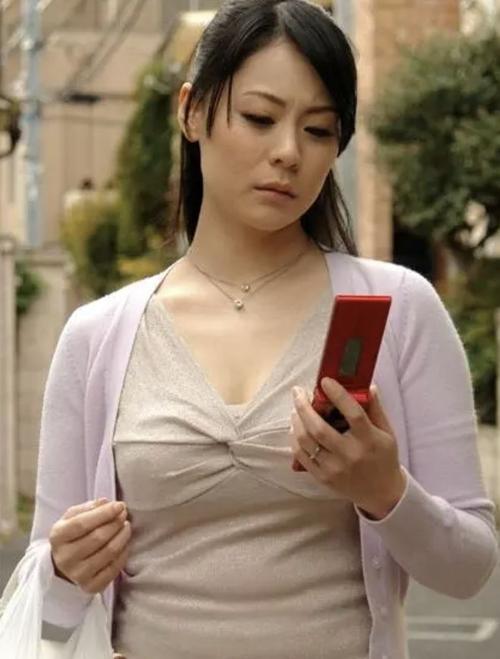 约人妻啪啪18p的相关介绍