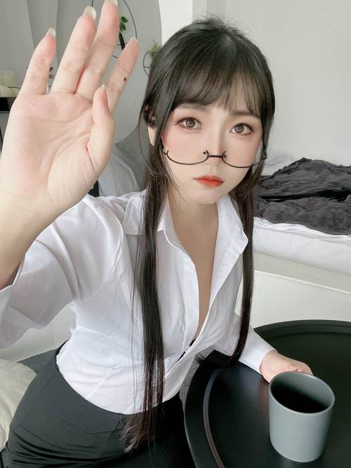 蜜桃av大胸美女被插出水的相关介绍